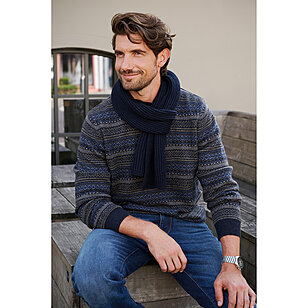 Eleganter Winter-Pullover mit Schal